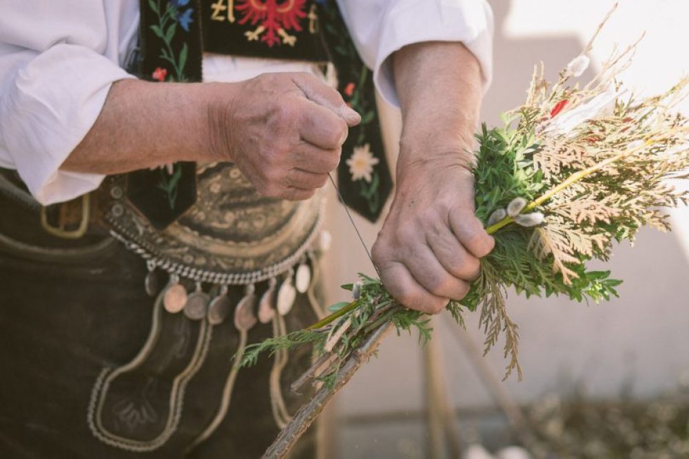 Das Palmbuschenbinden am Ostermarkt in Innsbruck. Foto: Emanuel Kaser.