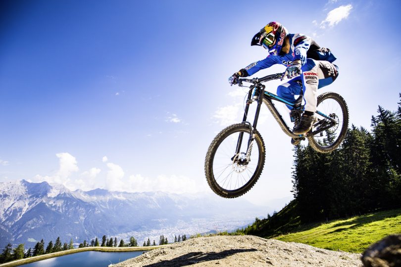 Crankworx: Biker vor dem Speicherteich auf der Muttereralm