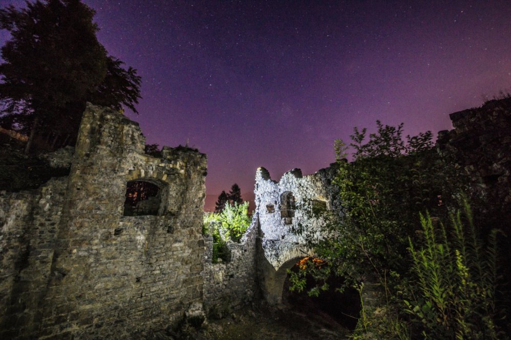 Ruine Thaur in einer klaren Sternennacht