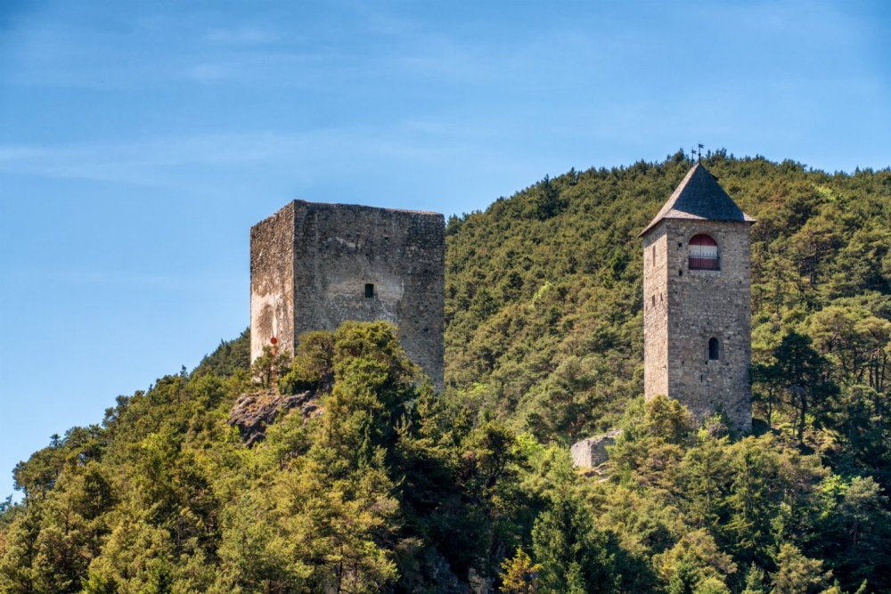 Die Burgruine Fragenstein thront hoch über Zirl