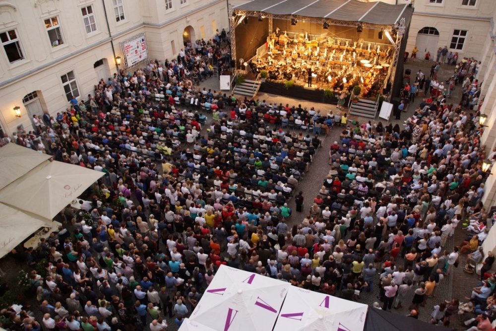 Vista del cortile della residenza imperiale durante un concerto degli Innsbrucker Promenadenkonzerte - Foto © Innsbrucker Promenadenkonzerte