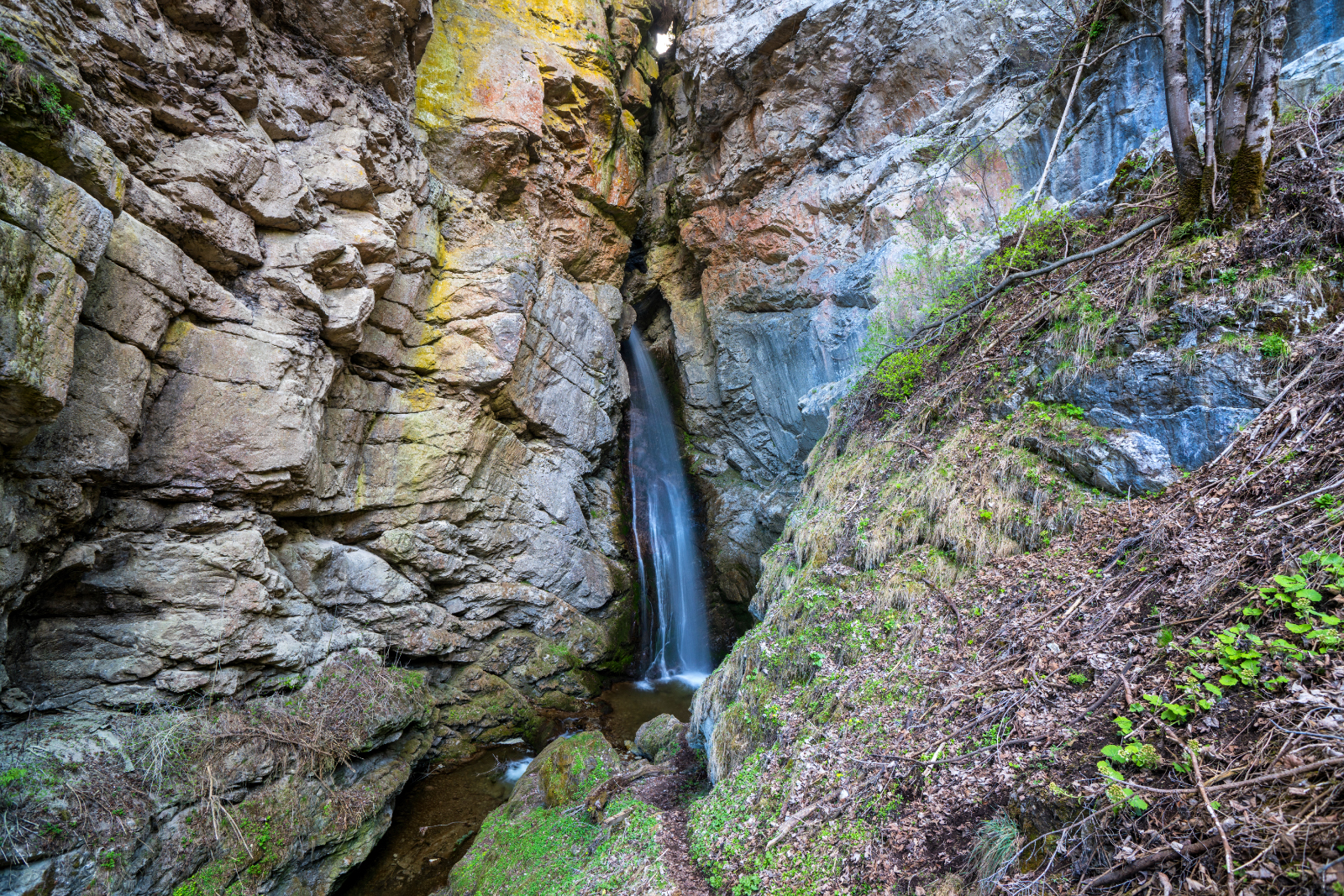 Der Wasserfall in der Klamm ,die zur Burg Klamm führt