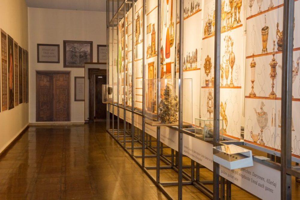 L'allestimento che mette in scena la collezione di oggetti, manufatti e opere d'arte della Wunderkammer di Ferdinando II © KHM-Museumsverband