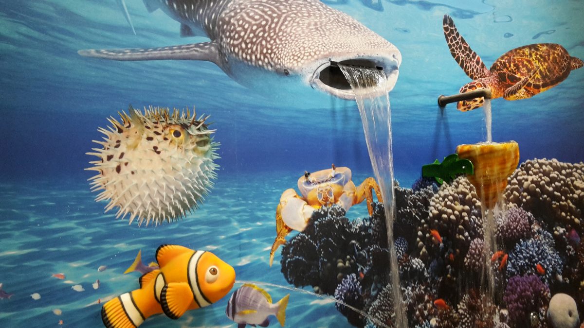 Kinderbecken mit Wasserspielen im Innenbereich des neu eröffneten Telfer Bades