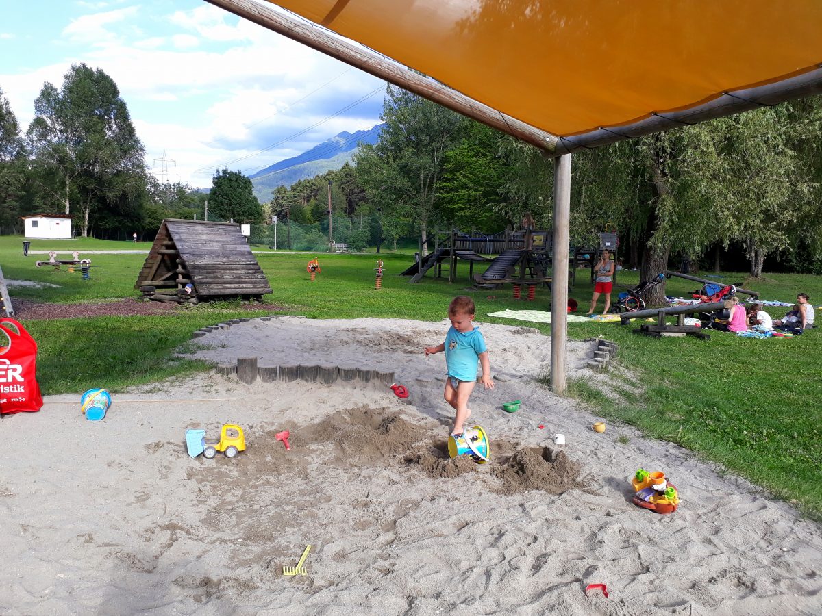 Am Mieminger Badesee kann man nicht nur im Wasser Spaß haben. Am Spielplatz können sich die Kleinen nach Herzenslust austoben.