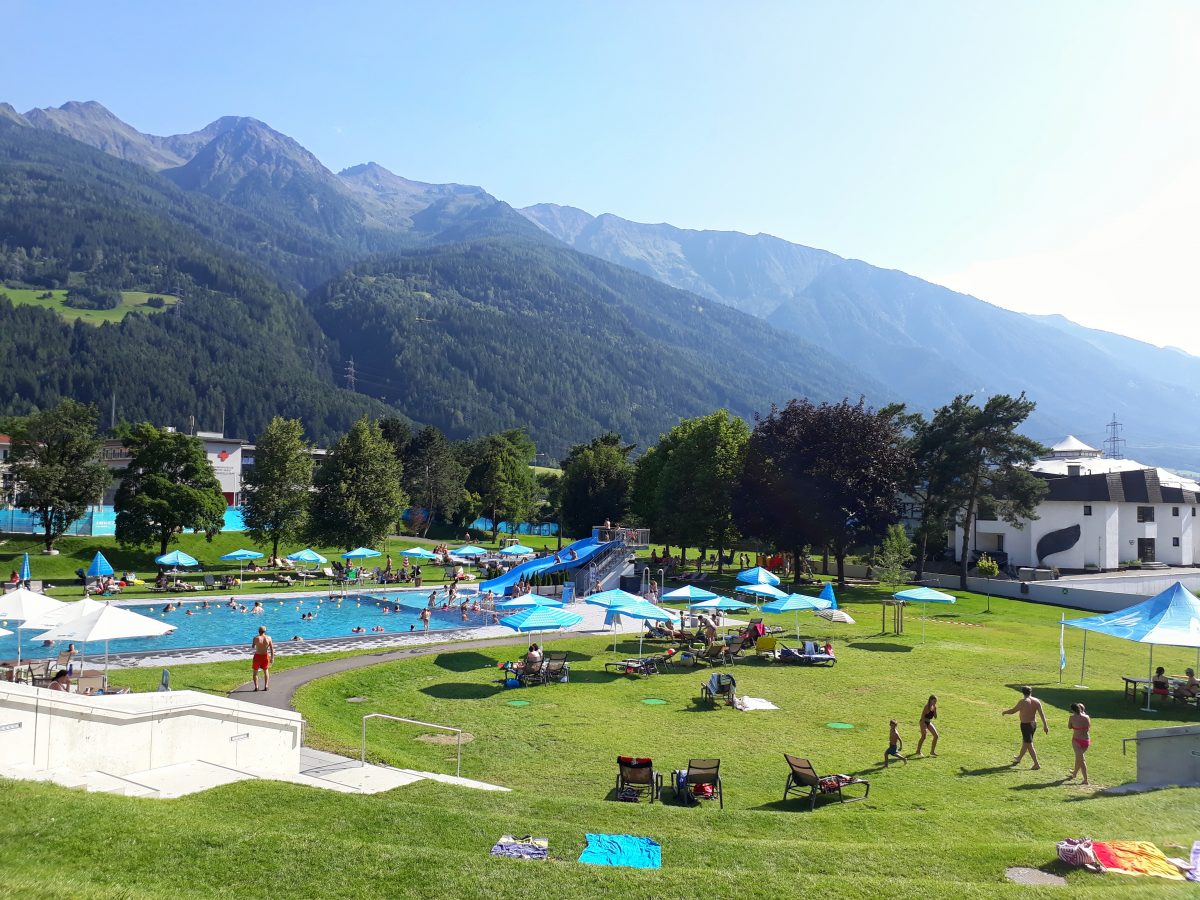 Besucher des neu eröffneten Telfer Bades können auf der großzügigen Liegewiese entspannen und den Blick auf die Tiroler Bergwelt und den bekannten Hausberg „Hohe Munde“ genießen.
