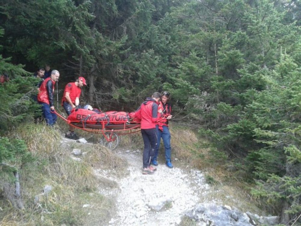 Die Patienten werden transportfähig gemacht und so weit abtransportiert, bis sie vom Rettungshubschrauber oder auch einem Fahrzeug des Rettungsdienstes übernommen werden können. Foto: Bergrettung