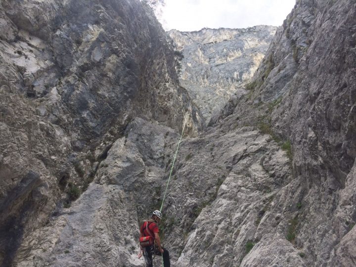 Oft müssen Kletterer aus steilen Wänden geborgen werden. Foto: Bergrettung