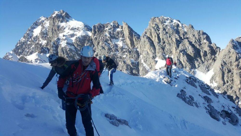 Sichern, bergen, retten – in jedem noch so steilen Gelände genauso, wie in besonders exponierten Lagen. Foto: Bergrettung