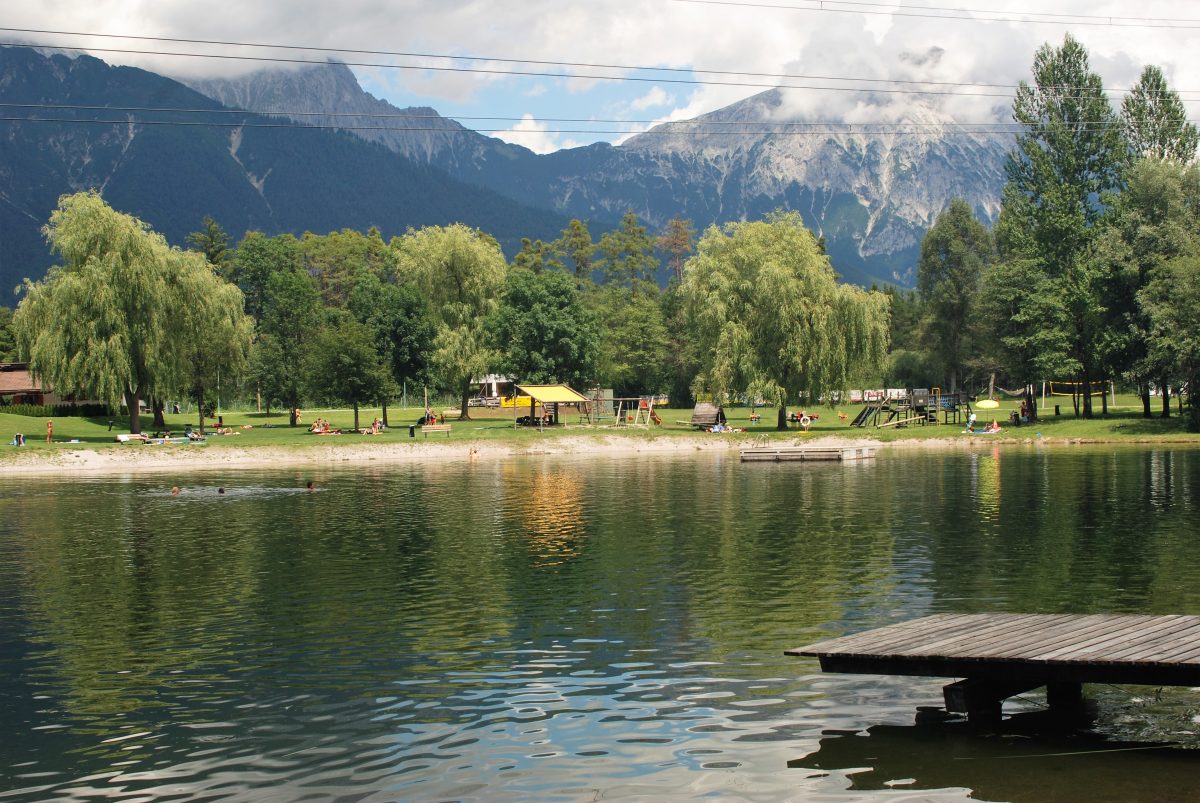 Badespaß am Mieminger Badesee. Vom Steg aus kann man wunderbar ins Wasser hüpfen.