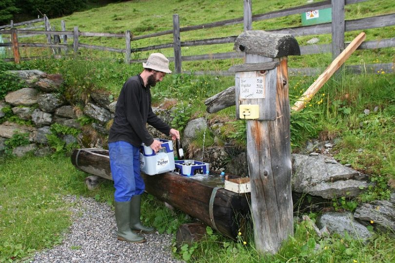Die Profeglalm ist nur an den Wochenenden offiziell bewirtschaftet. Getränke stehen aber im Brunnen immer zur Entnahme bereit. Foto: Tamara Kainz