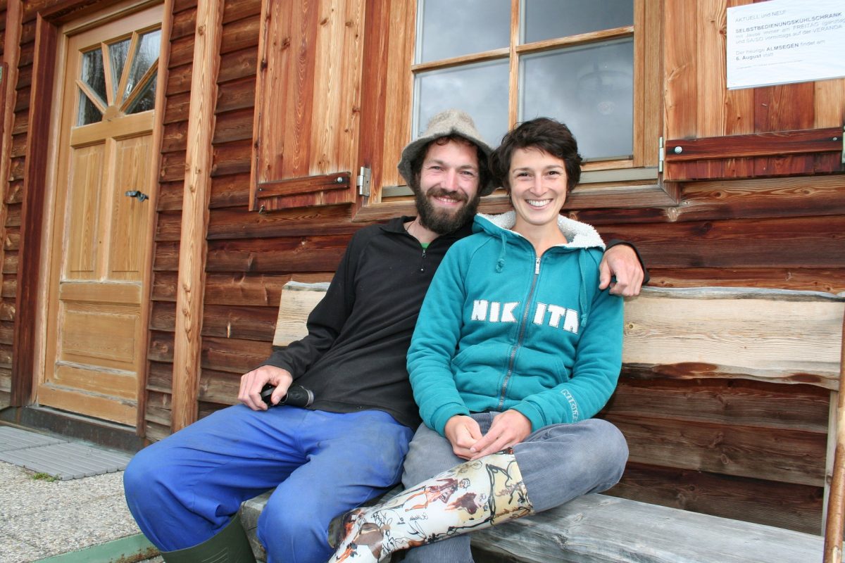 Johanna und Johannes verbringen den Sommer auf der Profeglalm in Ellbögen. Foto: Tamara Kainz