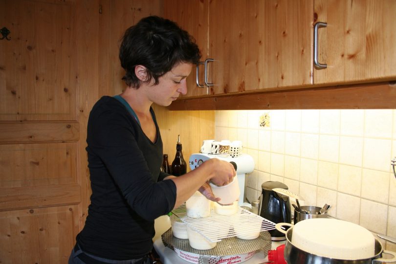 Johanna bei der Frischkäseherstellung. Foto: Tamara Kainz
