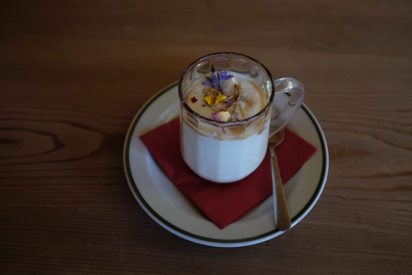 Der Joghurt wird später so aussehen und mit dem Fichtenwipfelgelee obendrauf genauso wunderbar schmecken! Foto: Privat