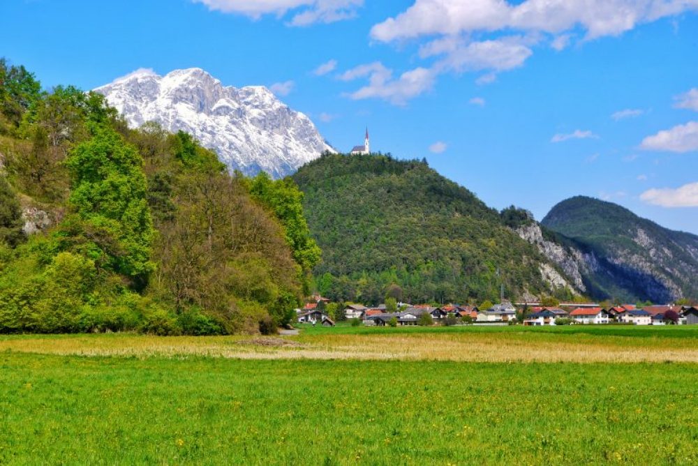 Blick auf die Wallfahrtskirche Locherboden
