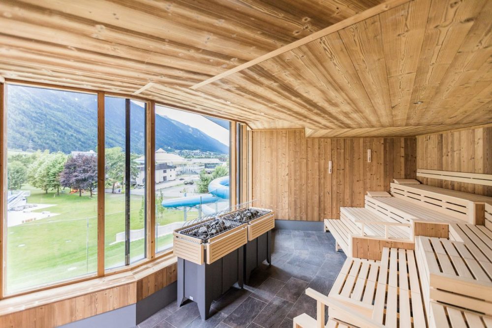 Die komplett neu gestaltete großzügige Saunalandschaft im gesamten 1. Obergeschoss bietet Erholung mit herrlicher Aussicht auf die umliegende Bergwelt