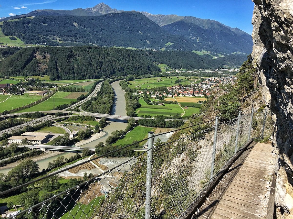 Wanderweg zur Maxgrotte durch die Martinswand Max-Grotte in Martinswand