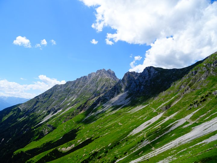 Ein Blick zurück aufs Brandjoch am Weg zur Seegrube