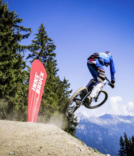 Innsbruck, Crankworx, Mountainbiker, Wald, Berge © Innsbruck Tourismus/Tommy Bause