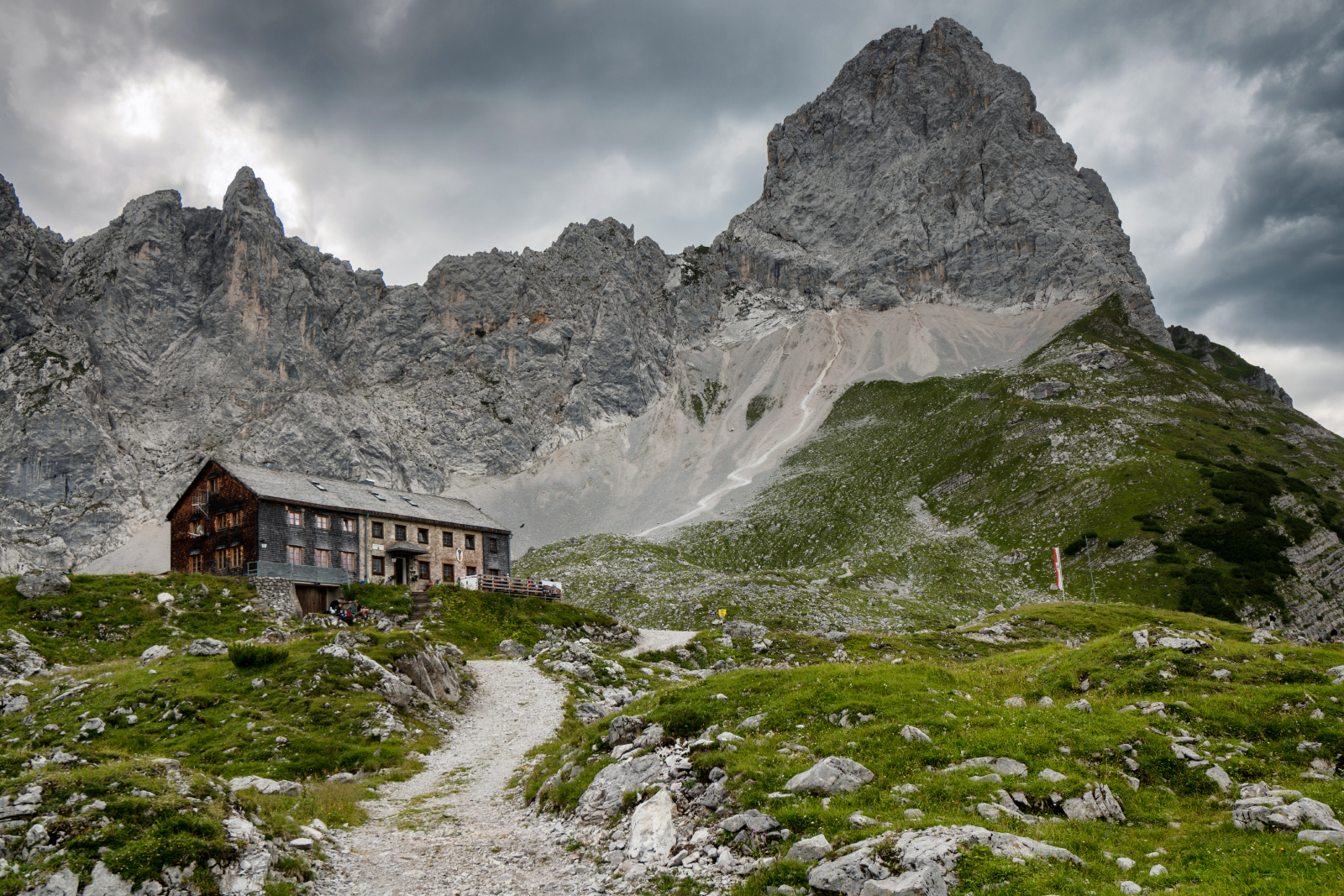 Lamsenjochhütte mit Lamsenspitze - Karwendel