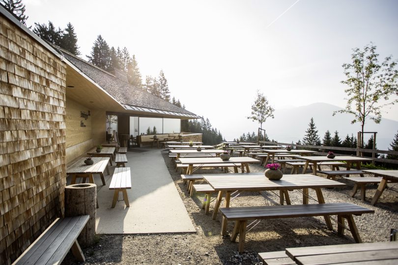 Wandern mit Rast auf der Umnbrüggler Alm auf dem Weg zum Brandjoch, Nordkette, Innsbruck