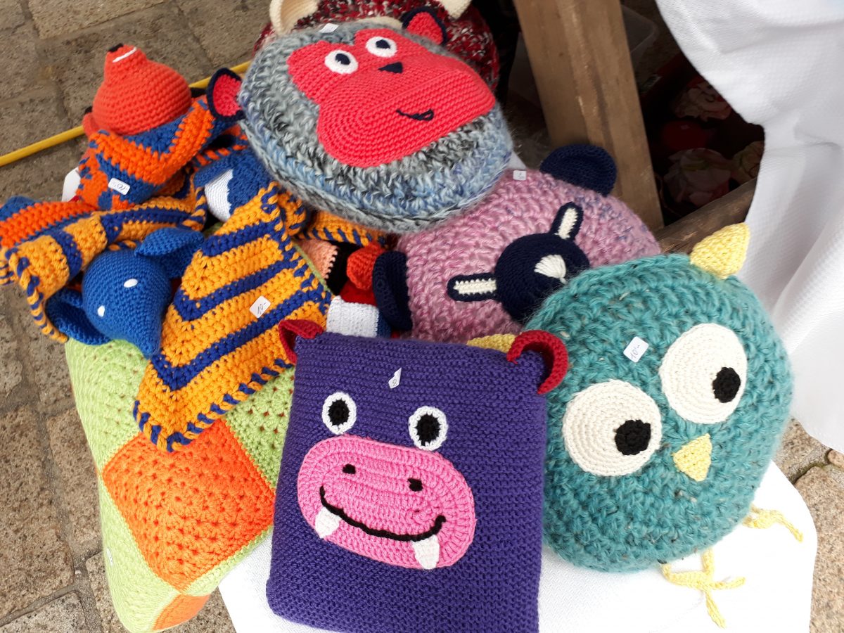 Selbst gestrickte Stofftiere am Stand des Handarbeits- und Basteltreff zu Gunsten krebskranker Kinder, Telfer Monatsmarkt, Innsbruck