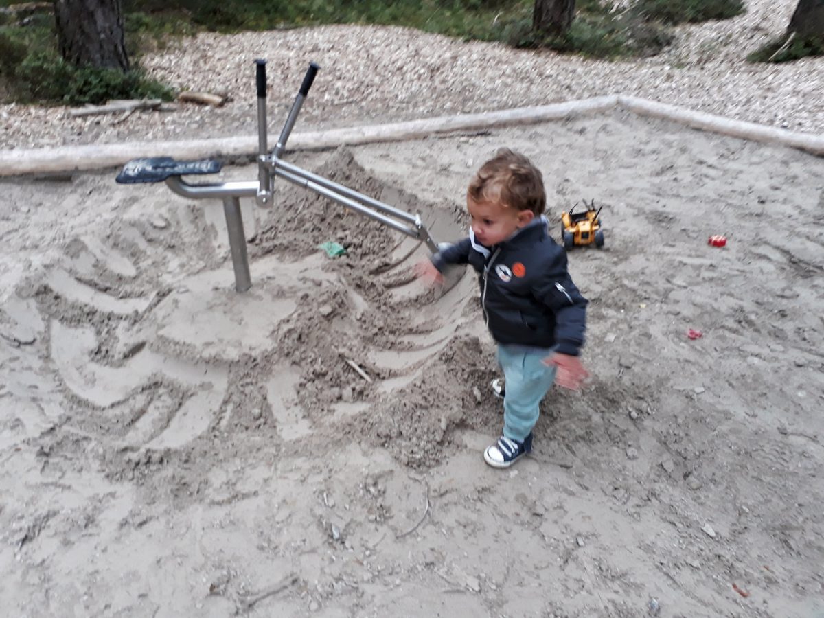 Kind spielt im Sandkasten am Waldspielplatz am Möserer See