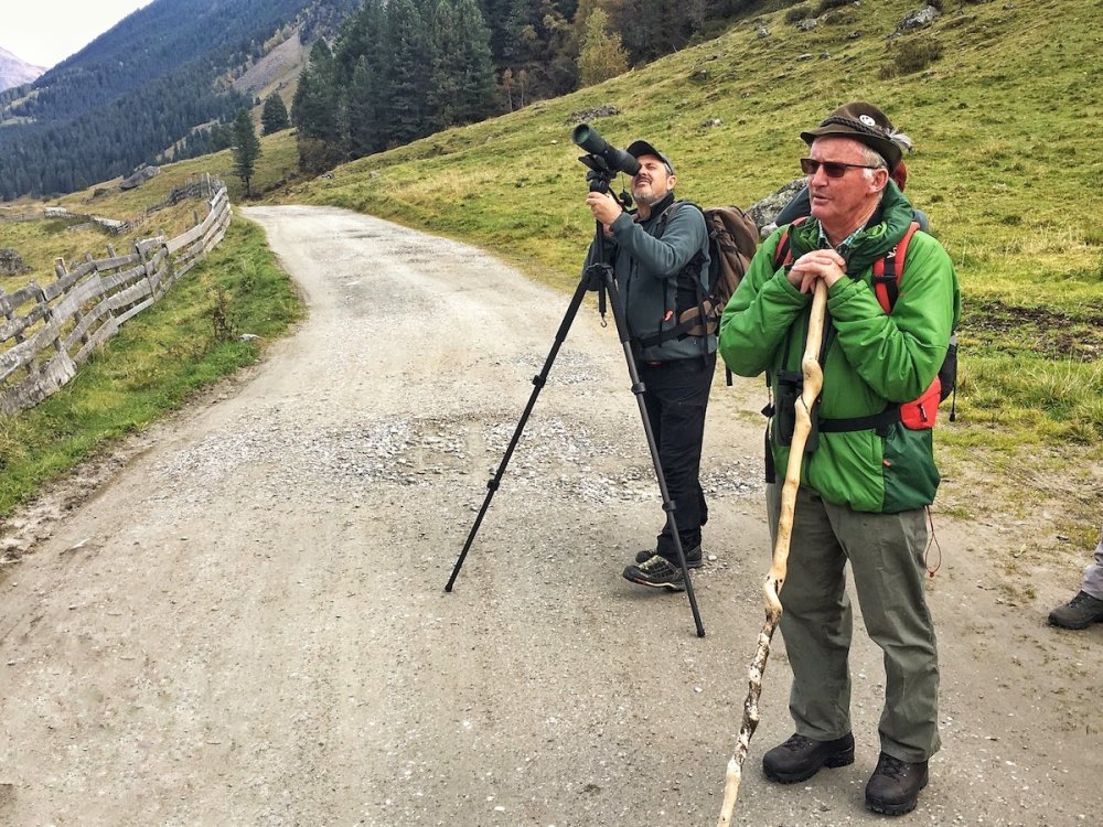 Andreas Haider und Luis Melmer bei der Wildbeobachtung im Sellraintal