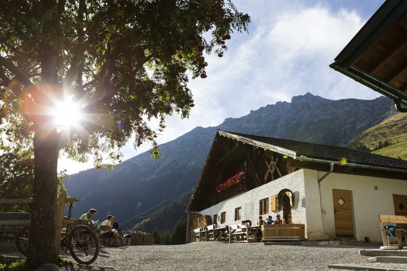 Hinter der Höttinger Alm ragt das Brandjoch in den Himmel. Noch fehlen 1.100 hm!
