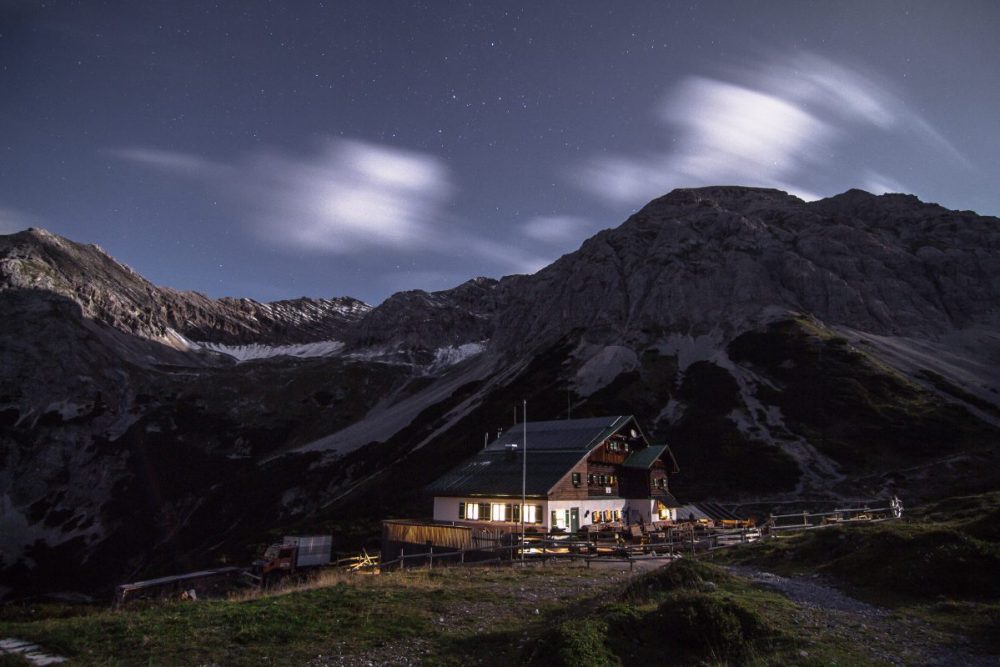 Pfeishütte bei Nacht