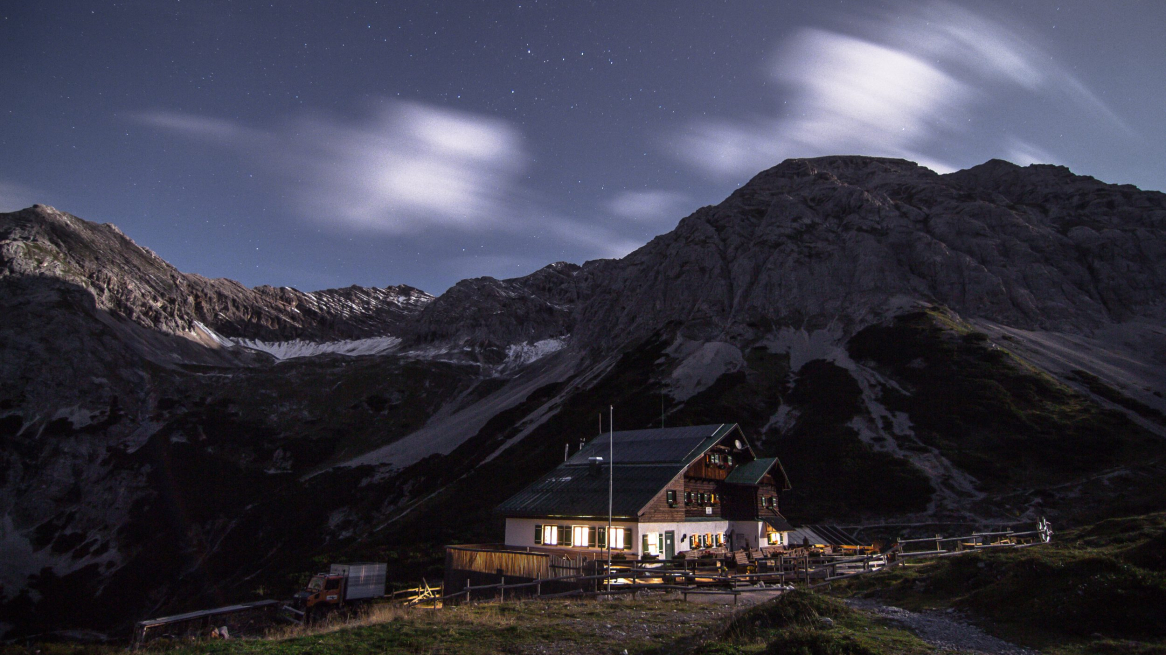 Pfeishütte bei Nacht