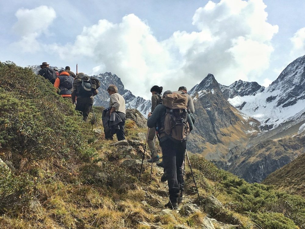 Wandern und Wildbeobachtung im Angesicht majestätischer Berge.