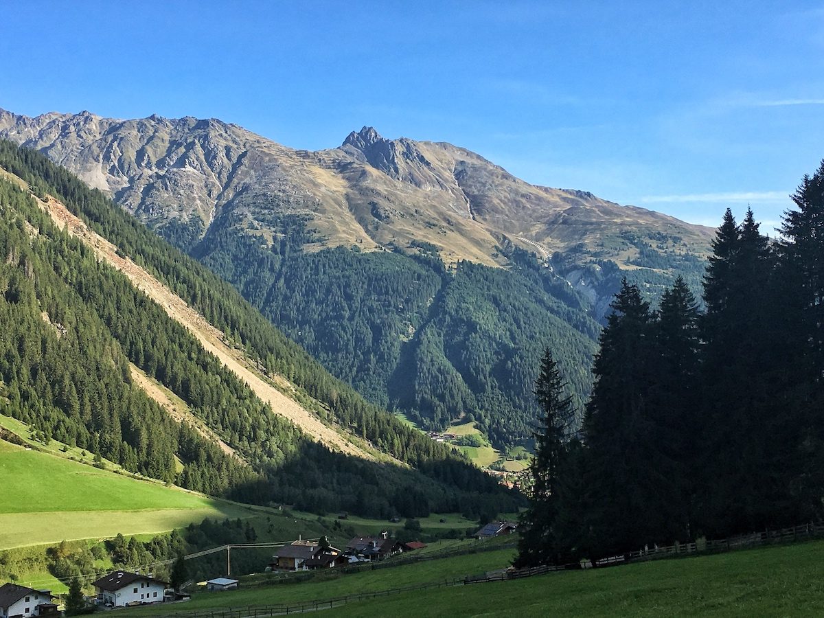 In Juifenau Blick auf das Bergsteigerdorf Sellrain