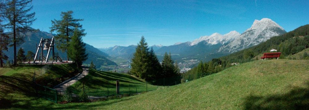 Die Friedensglocke mit Blick ins Inntal - © TVB Innsbruck / Laichner