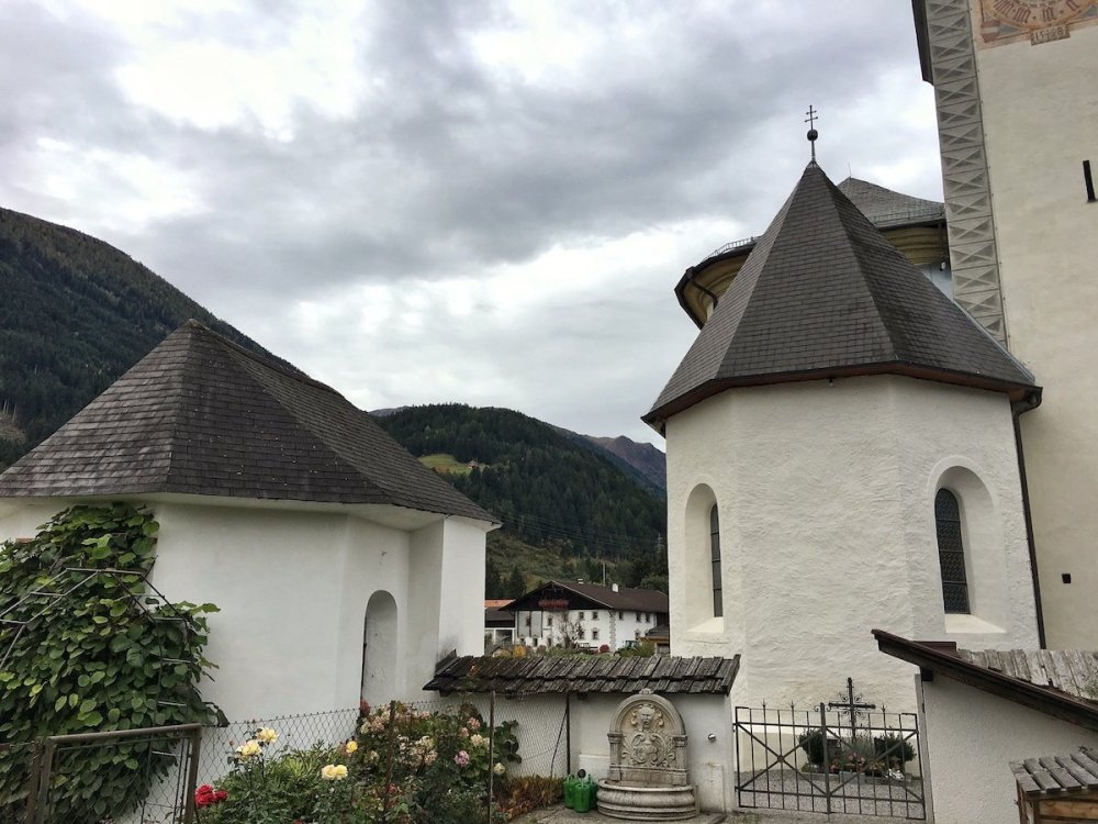 Aufbewahrungshalle, Sakristei, Kirche in Roppen