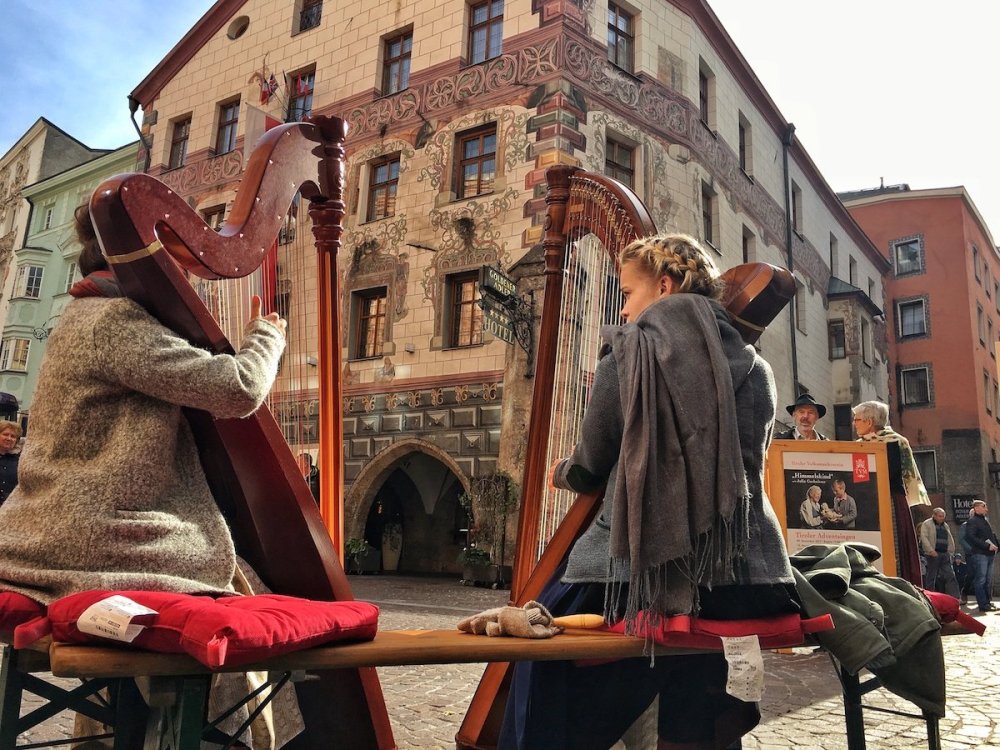 Das Harfenduo Ausserlechner/Steiner aus Tirol vor dem ehrwürdigen Goldenen Adler in Innsbrucks Altstadt.