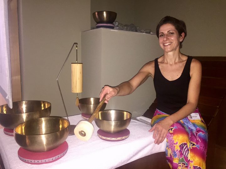Klangschalen-Schwingungen in der Sauna mit Natalie - im Alpenresort Schwarz gibt es das alles und noch mehr auf über 3.000 qm. Foto: Tamara Kainz