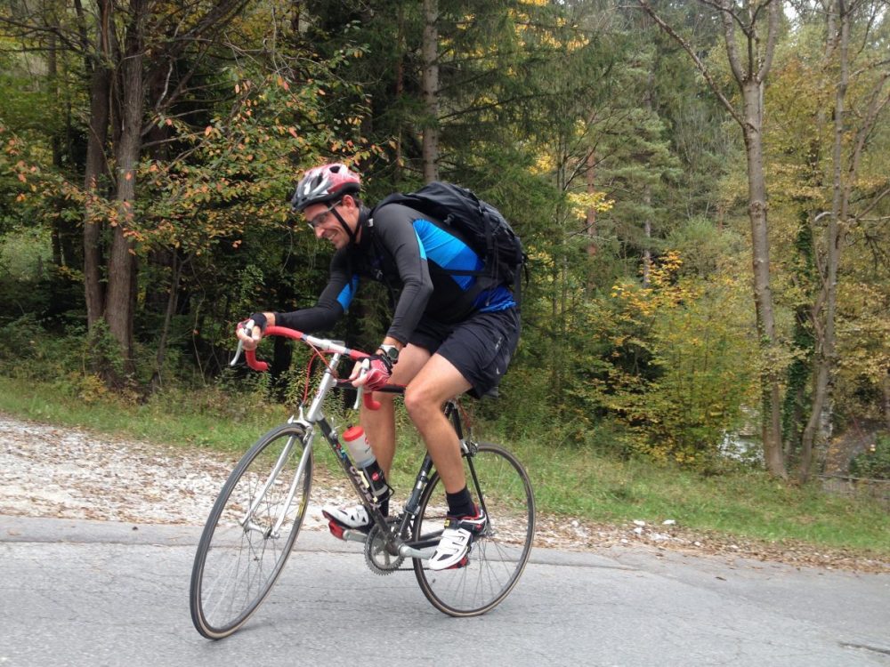 Rennrad Fahrer quält sich Richtung Hötting