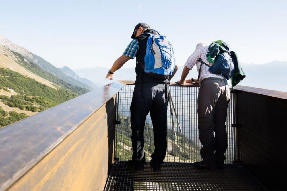 Zwei Tiroler bei ihrer Inspektion des neuen Bauwerks: "also mia gfallts"