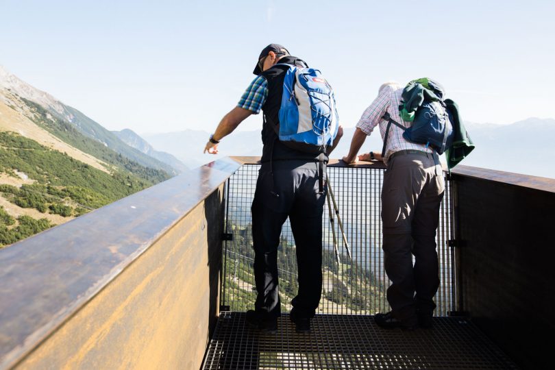 Zwei Tiroler bei ihrer Inspektion des neuen Bauwerks: "also mia gfallts"