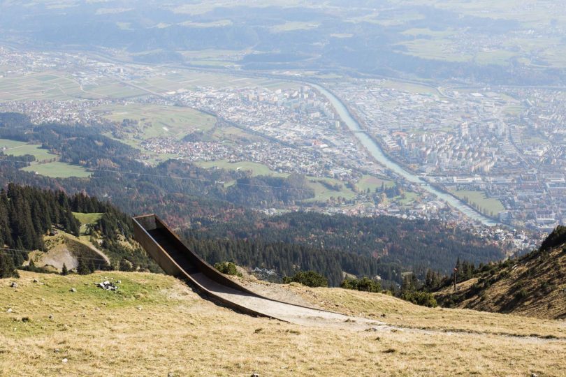 Rostbraun und geschwungen fügt sich die Plattform ein in den Berg.