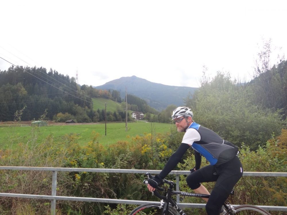 Rennrad Fahrer vor Axamer Kögele
