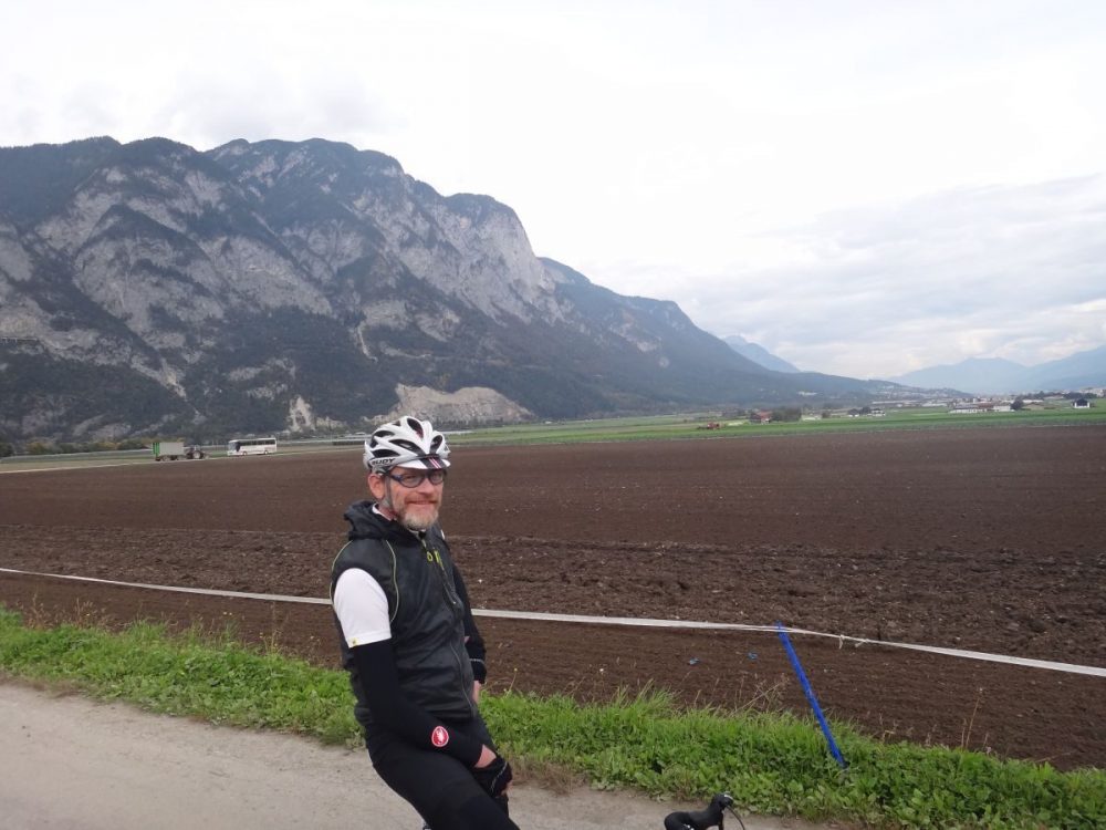 Rennrad Fahrer vor der Kulisse des Inntals