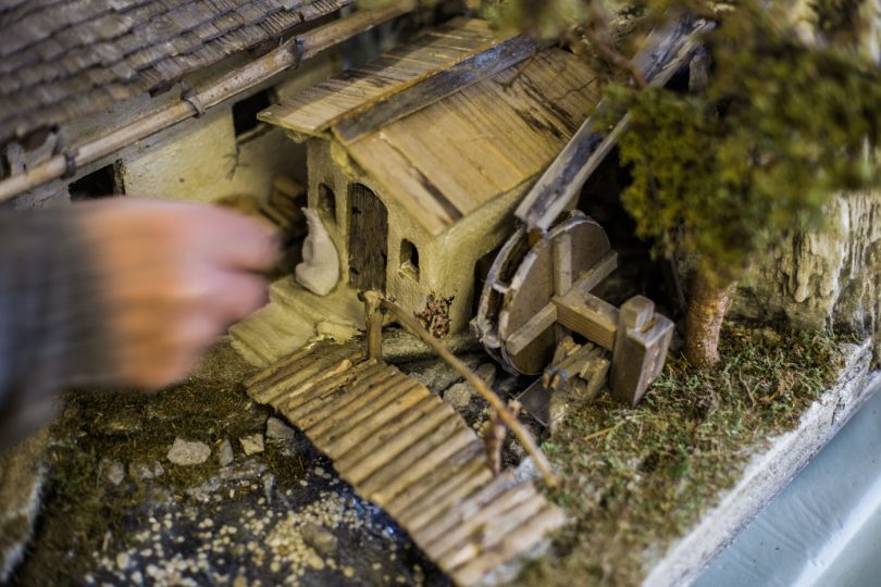 Die Krippe mit Mühlrad und einem Sack Mehl vor der Tür.