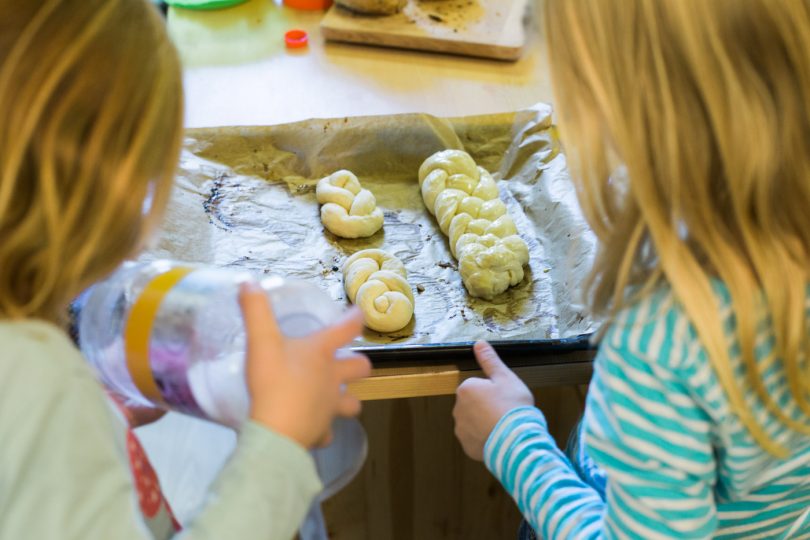Die Zöpfe müssen noch bestrichen und mit Zucker verziert werden.