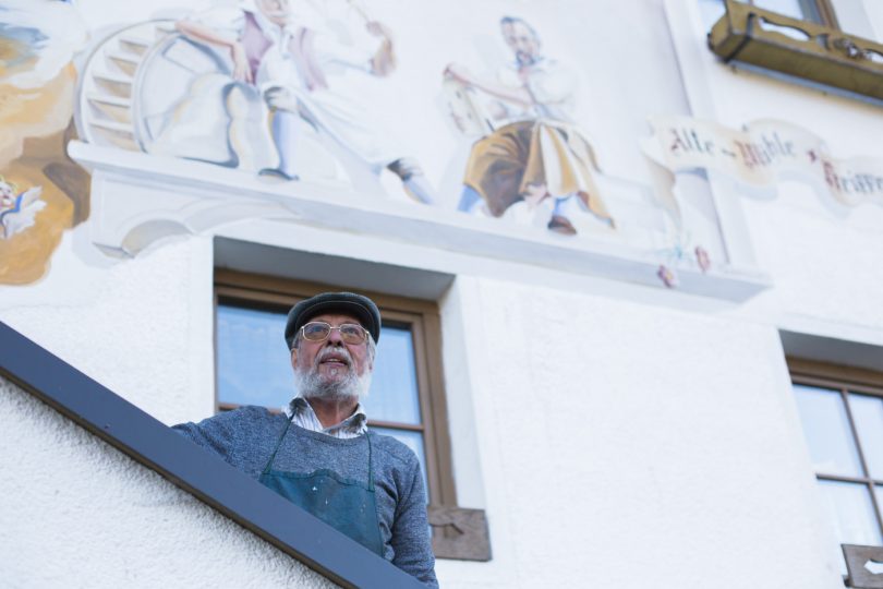 Josef Sonnweber, in Echt und auf der Fassade.