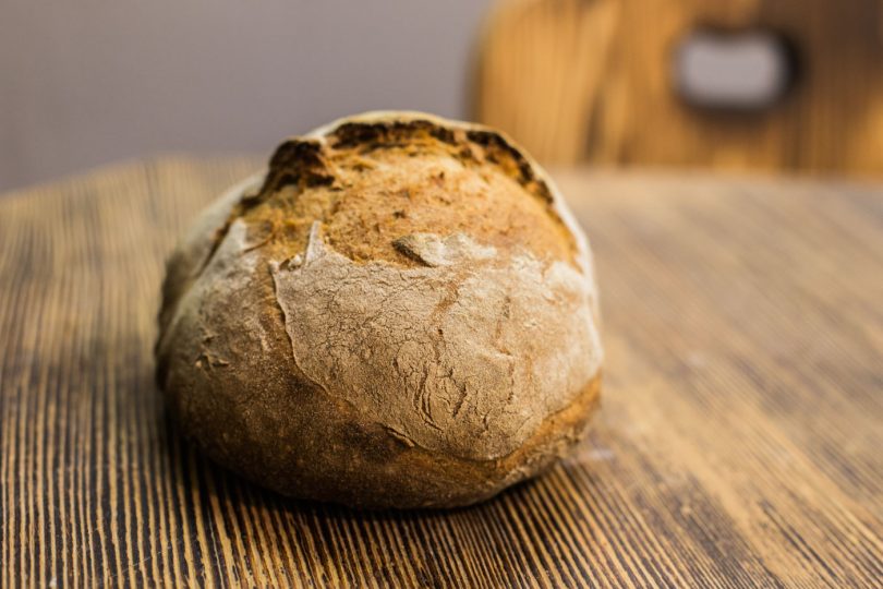 Frisches Brot auf dem Holzofen.