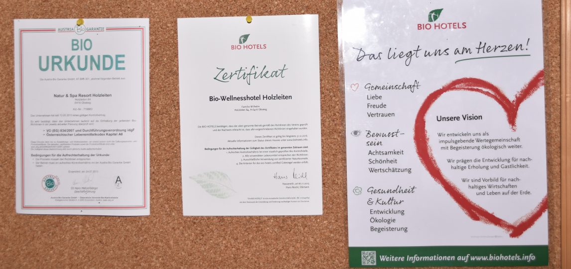 Die Zertifikate sind eher Formsache. Wenn man das Haus betritt, merkt man ohnehin sofort, dass hier nachhaltig agiert und gelebt wird. Foto: Tamara Kainz