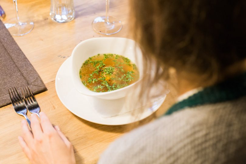 Käseknödel gebacken in der Suppe.