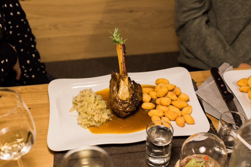 Vom Menü 2: geschmorrte Lammhaxe mit Erdäpfelpaunzn und gedünstetem Weißkraut.